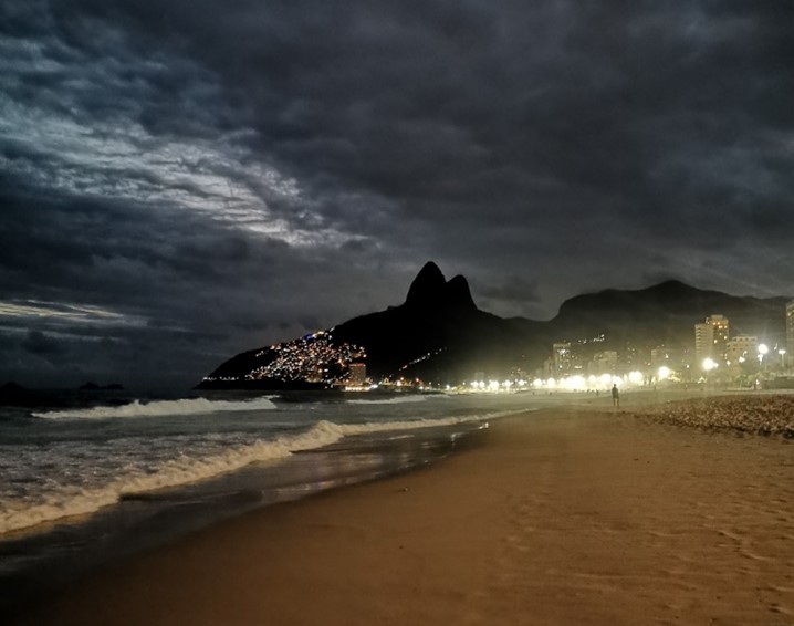 Picture 1: The unique atmosphere of Rio de Janeiro by night